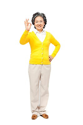 포토 JPG 스튜디오촬영 전신 모델 라이프스타일 여자 노년 할머니 허리손 포즈 실내 한명 서기 미소 웃음 누끼 사람 동양인 손짓 라이프 앞모습 실버라이프 노후 한국인 원형 실버 60대 OK 긍정 여자만 여자한명만 노인만 노인여자만 노인여자한명만 국내포토 도형 1 뷰포인트 컨셉 모션 표정 인종 성인 내부 생활 성인만 파일형식