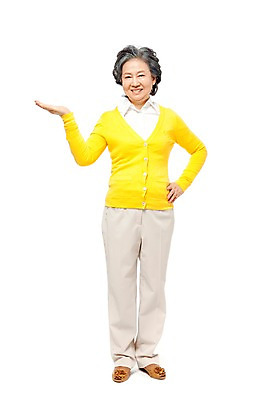 포토 JPG 스튜디오촬영 전신 모델 라이프스타일 여자 노년 할머니 허리손 포즈 안내 실내 한명 서기 미소 웃음 누끼 사람 동양인 손짓 라이프 앞모습 실버라이프 노후 기쁨 한국인 실버 60대 환영 여자만 여자한명만 노인만 노인여자만 노인여자한명만 국내포토 1 감정 뷰포인트 모션 표정 인종 성인 내부 생활 성인만 파일형식