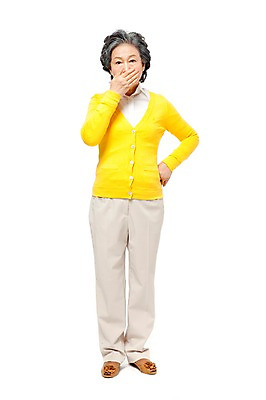 포토 JPG 스튜디오촬영 전신 모델 라이프스타일 여자 노년 할머니 허리손 포즈 실내 한명 서기 미소 웃음 누끼 사람 동양인 손짓 라이프 앞모습 실버라이프 노후 한국인 실버 60대 하품 손등 입가림 여자만 여자한명만 노인만 노인여자만 노인여자한명만 국내포토 1 손 뷰포인트 모션 표정 인종 성인 내부 생활 가림 생리현상 성인만 파일형식