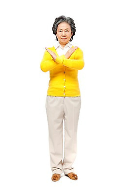 포토 JPG 스튜디오촬영 전신 모델 라이프스타일 여자 노년 할머니 포즈 실내 한명 서기 미소 웃음 누끼 사람 동양인 손짓 라이프 앞모습 실버라이프 노후 한국인 실버 60대 X 부정 여자만 여자한명만 노인만 노인여자만 노인여자한명만 국내포토 가위손 1 알파벳 뷰포인트 모션 표정 인종 성인 내부 생활 성인만 파일형식