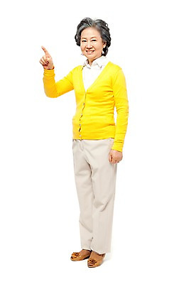 포토 JPG 스튜디오촬영 전신 모델 라이프스타일 여자 노년 할머니 포즈 실내 한명 서기 미소 웃음 누끼 사람 동양인 손짓 라이프 실버라이프 노후 한국인 검지손가락 가리킴 실버 60대 여자만 여자한명만 노인만 노인여자만 노인여자한명만 국내포토 1 손가락 모션 표정 인종 성인 내부 생활 성인만 파일형식