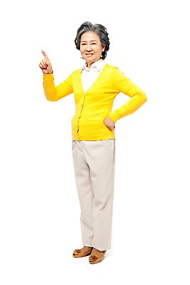 포토 JPG 스튜디오촬영 전신 모델 라이프스타일 여자 노년 할머니 허리손 포즈 실내 한명 서기 미소 웃음 누끼 사람 동양인 손짓 라이프 실버라이프 노후 한국인 검지손가락 가리킴 실버 60대 여자만 여자한명만 노인만 노인여자만 노인여자한명만 국내포토 1 손가락 모션 표정 인종 성인 내부 생활 성인만 파일형식