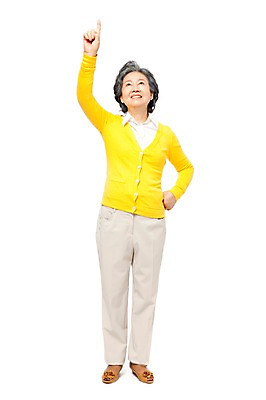 포토 JPG 스튜디오촬영 전신 모델 라이프스타일 응시 여자 노년 할머니 허리손 포즈 실내 한명 서기 미소 웃음 누끼 사람 동양인 손짓 라이프 앞모습 실버라이프 노후 한국인 검지손가락 가리킴 실버 60대 여자만 여자한명만 노인만 노인여자만 노인여자한명만 국내포토 1 시선 뷰포인트 손가락 모션 표정 인종 성인 내부 생활 성인만 파일형식