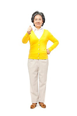 포토 JPG 스튜디오촬영 전신 모델 라이프스타일 여자 노년 할머니 허리손 포즈 실내 한명 서기 미소 웃음 누끼 사람 동양인 손짓 라이프 앞모습 실버라이프 노후 한국인 엄지손가락 최고 실버 60대 여자만 여자한명만 노인만 노인여자만 노인여자한명만 국내포토 1 뷰포인트 손가락 모션 표정 인종 성인 내부 생활 성인만 파일형식