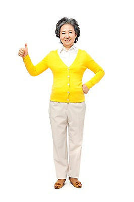 포토 JPG 스튜디오촬영 전신 모델 라이프스타일 여자 노년 할머니 허리손 포즈 실내 한명 서기 미소 웃음 누끼 사람 동양인 손짓 라이프 앞모습 실버라이프 노후 한국인 엄지손가락 최고 실버 60대 여자만 여자한명만 노인만 노인여자만 노인여자한명만 국내포토 1 뷰포인트 손가락 모션 표정 인종 성인 내부 생활 성인만 파일형식