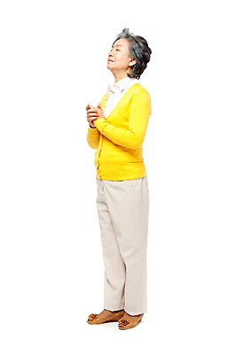 포토 JPG 스튜디오촬영 전신 모델 라이프스타일 여자 노년 할머니 포즈 실내 한명 서기 미소 웃음 누끼 사람 동양인 라이프 실버라이프 노후 눈감음 한국인 기도 실버 60대 손모으기 여자만 여자한명만 노인만 노인여자만 노인여자한명만 국내포토 1 모션 표정 인종 손짓 성인 내부 생활 성인만 파일형식