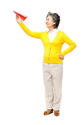 포토 JPG 스튜디오촬영 전신 모델 라이프스타일 응시 여자 노년 할머니 허리손 포즈 날리기 실내 한명 서기 미소 웃음 들기 누끼 사람 동양인 라이프 실버라이프 노후 한국인 비행 실버 60대 종이비행기 여자만 여자한명만 노인만 노인여자만 노인여자한명만 국내포토 1 시선 모션 표정 인종 성인 내부 생활 종이접기 성인만 파일형식