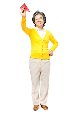 포토 JPG 스튜디오촬영 전신 모델 라이프스타일 응시 여자 노년 할머니 허리손 포즈 날리기 실내 한명 서기 미소 웃음 들기 누끼 사람 동양인 라이프 앞모습 실버라이프 노후 한국인 비행 실버 60대 종이비행기 여자만 여자한명만 노인만 노인여자만 노인여자한명만 국내포토 1 시선 뷰포인트 모션 표정 인종 성인 내부 생활 종이접기 성인만 파일형식