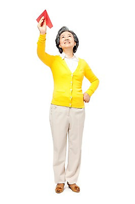 포토 JPG 스튜디오촬영 전신 모델 라이프스타일 응시 여자 노년 할머니 허리손 포즈 날리기 실내 한명 서기 미소 웃음 들기 누끼 사람 동양인 라이프 앞모습 실버라이프 노후 한국인 비행 실버 60대 종이비행기 여자만 여자한명만 노인만 노인여자만 노인여자한명만 국내포토 1 시선 뷰포인트 모션 표정 인종 성인 내부 생활 종이접기 성인만 파일형식