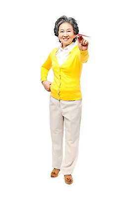 포토 JPG 스튜디오촬영 전신 모델 라이프스타일 여자 노년 할머니 허리손 포즈 날리기 실내 한명 서기 미소 웃음 들기 누끼 사람 동양인 라이프 앞모습 실버라이프 노후 한국인 비행 실버 60대 종이비행기 여자만 여자한명만 노인만 노인여자만 노인여자한명만 국내포토 1 뷰포인트 모션 표정 인종 성인 내부 생활 종이접기 성인만 파일형식