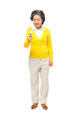 포토 JPG 스튜디오촬영 전신 모델 라이프스타일 응시 여자 노년 할머니 포즈 돋보기 실내 한명 서기 미소 웃음 들기 누끼 사람 동양인 라이프 앞모습 실버라이프 노후 한국인 관찰 실버 60대 관측 여자만 여자한명만 노인만 노인여자만 노인여자한명만 국내포토 1 시선 뷰포인트 모션 표정 인종 성인 내부 생활 성인만 파일형식