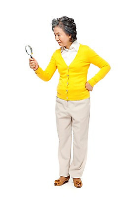 포토 JPG 스튜디오촬영 전신 모델 라이프스타일 응시 여자 노년 할머니 허리손 포즈 돋보기 실내 한명 서기 미소 웃음 들기 누끼 사람 동양인 라이프 실버라이프 노후 한국인 관찰 실버 60대 관측 여자만 여자한명만 노인만 노인여자만 노인여자한명만 국내포토 1 시선 모션 표정 인종 성인 내부 생활 성인만 파일형식