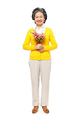 포토 JPG 스튜디오촬영 전신 모델 라이프스타일 여자 노년 꽃 할머니 꽃다발 포즈 실내 한명 서기 미소 웃음 들기 누끼 사람 동양인 라이프 앞모습 실버라이프 노후 장미 한국인 실버 60대 여자만 여자한명만 노인만 노인여자만 노인여자한명만 국내포토 식물 1 뷰포인트 모션 표정 인종 성인 내부 생활 성인만 파일형식