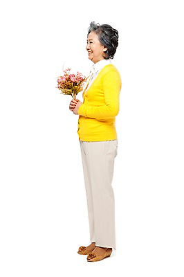 포토 JPG 스튜디오촬영 전신 모델 라이프스타일 응시 여자 노년 꽃 할머니 꽃다발 포즈 실내 한명 서기 미소 웃음 들기 누끼 사람 동양인 라이프 옆모습 실버라이프 노후 장미 한국인 실버 60대 여자만 여자한명만 노인만 노인여자만 노인여자한명만 국내포토 식물 1 시선 뷰포인트 모션 표정 인종 성인 내부 생활 성인만 파일형식