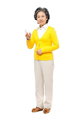 포토 JPG 스튜디오촬영 전신 모델 라이프스타일 여자 노년 할머니 포즈 실내 건강 한명 서기 미소 웃음 들기 누끼 사람 동양인 라이프 앞모습 실버라이프 노후 알약 약 건강관리 한국인 실버 약병 60대 피로회복제 여자만 여자한명만 노인만 노인여자만 노인여자한명만 국내포토 1 뷰포인트 의학 모션 표정 관리 인종 성인 내부 생활 피로회복 병_담는 성인만 파일형식
