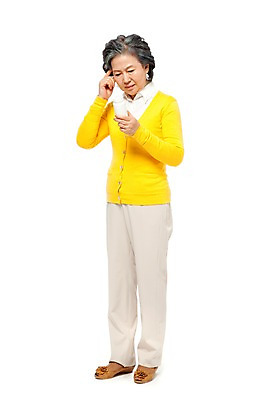 포토 JPG 스튜디오촬영 전신 모델 라이프스타일 응시 여자 노년 할머니 포즈 생각 실내 건강 한명 서기 미소 웃음 들기 누끼 사람 동양인 손짓 라이프 앞모습 실버라이프 노후 알약 약 건강관리 한국인 검지손가락 가리킴 실버 약병 60대 고민 피로회복제 여자만 여자한명만 노인만 노인여자만 노인여자한명만 국내포토 1 시선 감정 뷰포인트 손가락 의학 모션 표정 관리 인종 성인 내부 생활 피로회복 병_담는 성인만 파일형식