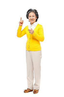 포토 JPG 스튜디오촬영 전신 모델 1 라이프스타일 여자 노년 할머니 포즈 실내 건강 한명 서기 미소 웃음 들기 누끼 사람 동양인 손짓 라이프 앞모습 실버라이프 노후 한개 알약 약 건강관리 한국인 검지손가락 가리킴 실버 약병 60대 피로회복제 한가지 여자만 여자한명만 노인만 노인여자만 노인여자한명만 국내포토 뷰포인트 손가락 의학 모션 표정 관리 인종 성인 내부 생활 피로회복 병_담는 성인만 파일형식