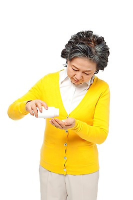 포토 JPG 스튜디오촬영 모델 라이프스타일 응시 여자 노년 할머니 포즈 실내 건강 한명 서기 미소 웃음 들기 누끼 사람 동양인 상반신 라이프 앞모습 실버라이프 노후 알약 약 건강관리 한국인 실버 약병 60대 피로회복제 여자만 여자한명만 노인만 노인여자만 노인여자한명만 국내포토 1 시선 뷰포인트 의학 모션 표정 관리 인종 성인 내부 생활 피로회복 병_담는 성인만 파일형식