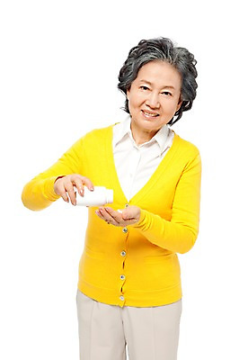 포토 JPG 스튜디오촬영 모델 라이프스타일 여자 노년 할머니 포즈 실내 건강 한명 서기 미소 웃음 들기 누끼 사람 동양인 상반신 라이프 앞모습 실버라이프 노후 알약 약 건강관리 한국인 실버 약병 60대 피로회복제 여자만 여자한명만 노인만 노인여자만 노인여자한명만 국내포토 1 뷰포인트 의학 모션 표정 관리 인종 성인 내부 생활 피로회복 병_담는 성인만 파일형식