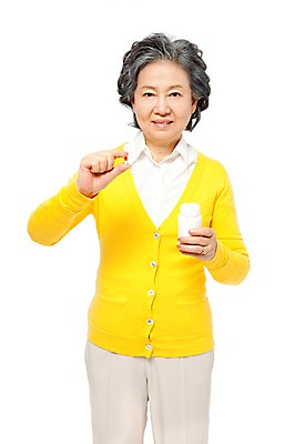 포토 JPG 스튜디오촬영 모델 라이프스타일 여자 노년 할머니 포즈 실내 건강 한명 서기 미소 웃음 들기 누끼 사람 동양인 상반신 라이프 앞모습 실버라이프 노후 알약 약 건강관리 한국인 실버 약병 60대 피로회복제 여자만 여자한명만 노인만 노인여자만 노인여자한명만 국내포토 1 뷰포인트 의학 모션 표정 관리 인종 성인 내부 생활 피로회복 병_담는 성인만 파일형식