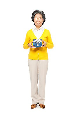 포토 JPG 스튜디오촬영 전신 모델 라이프스타일 여자 노년 할머니 포즈 실내 선물 한명 서기 미소 웃음 들기 누끼 사람 동양인 라이프 앞모습 선물상자 실버라이프 노후 상자 한국인 실버 60대 주기 여자만 여자한명만 노인만 노인여자만 노인여자한명만 국내포토 1 뷰포인트 모션 표정 인종 성인 내부 생활 성인만 파일형식