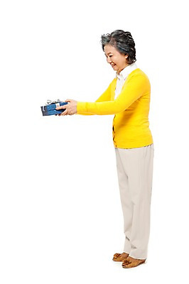 포토 JPG 스튜디오촬영 전신 모델 라이프스타일 응시 여자 노년 할머니 포즈 실내 선물 한명 서기 미소 웃음 들기 누끼 사람 동양인 라이프 옆모습 선물상자 실버라이프 노후 상자 한국인 실버 60대 주기 여자만 여자한명만 노인만 노인여자만 노인여자한명만 국내포토 1 시선 뷰포인트 모션 표정 인종 성인 내부 생활 성인만 파일형식