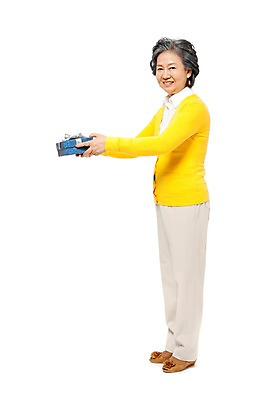 포토 JPG 스튜디오촬영 전신 모델 라이프스타일 여자 노년 할머니 포즈 실내 선물 한명 서기 미소 웃음 들기 누끼 사람 동양인 라이프 옆모습 선물상자 실버라이프 노후 상자 한국인 실버 60대 주기 여자만 여자한명만 노인만 노인여자만 노인여자한명만 국내포토 1 뷰포인트 모션 표정 인종 성인 내부 생활 성인만 파일형식