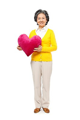 포토 JPG 스튜디오촬영 전신 모델 라이프스타일 여자 노년 할머니 포즈 쿠션 실내 사랑 한명 서기 미소 웃음 들기 누끼 사람 동양인 라이프 앞모습 실버라이프 노후 한국인 하트 실버 60대 하트쿠션 여자만 여자한명만 노인만 노인여자만 노인여자한명만 국내포토 모양 1 감정 뷰포인트 모션 표정 인종 성인 내부 생활 성인만 파일형식
