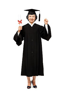 포토 JPG 스튜디오촬영 전신 모델 라이프스타일 여자 노년 리본 종이 할머니 포즈 학사모 졸업 성공 졸업식 실내 한명 서기 미소 웃음 들기 누끼 사람 동양인 라이프 앞모습 실버라이프 노후 손들기 주먹 기쁨 한국인 축하 가운 졸업가운 실버 결과 60대 졸업장 즐거움 문서 노인대학 여자만 여자한명만 노인만 노인여자만 노인여자한명만 평생교육 국내포토 모자_잡화 1 옷 교육 감정 뷰포인트 컨셉 모션 표정 인종 성인 내부 생활 대학교 성인만 파일형식