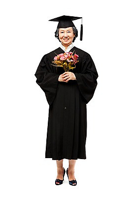 포토 JPG 스튜디오촬영 전신 모델 라이프스타일 여자 노년 꽃 할머니 꽃다발 포즈 학사모 졸업 성공 졸업식 실내 한명 서기 미소 웃음 들기 누끼 사람 동양인 라이프 앞모습 실버라이프 노후 장미 기쁨 한국인 축하 가운 졸업가운 실버 결과 60대 즐거움 노인대학 여자만 여자한명만 노인만 노인여자만 노인여자한명만 평생교육 국내포토 식물 모자_잡화 1 옷 교육 감정 뷰포인트 컨셉 모션 표정 인종 성인 내부 생활 대학교 성인만 파일형식