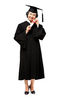 포토 JPG 스튜디오촬영 전신 모델 라이프스타일 여자 노년 리본 종이 할머니 포즈 학사모 졸업 성공 졸업식 실내 한명 서기 미소 웃음 들기 누끼 사람 동양인 라이프 앞모습 실버라이프 노후 기쁨 한국인 축하 가운 졸업가운 실버 결과 60대 졸업장 즐거움 문서 노인대학 여자만 여자한명만 노인만 노인여자만 노인여자한명만 평생교육 국내포토 모자_잡화 1 옷 교육 감정 뷰포인트 컨셉 모션 표정 인종 성인 내부 생활 대학교 성인만 파일형식