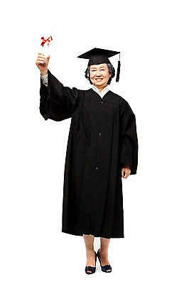 포토 JPG 스튜디오촬영 전신 모델 라이프스타일 여자 노년 리본 종이 할머니 포즈 학사모 졸업 성공 졸업식 실내 한명 서기 미소 웃음 들기 누끼 사람 동양인 라이프 앞모습 실버라이프 노후 손들기 기쁨 한국인 축하 가운 졸업가운 실버 결과 60대 졸업장 즐거움 문서 노인대학 여자만 여자한명만 노인만 노인여자만 노인여자한명만 평생교육 국내포토 모자_잡화 1 옷 교육 감정 뷰포인트 컨셉 모션 표정 인종 성인 내부 생활 대학교 성인만 파일형식