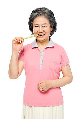 포토 JPG 스튜디오촬영 모델 라이프스타일 웰빙 여자 노년 할머니 포즈 채소 식재료 실내 건강 한명 서기 미소 웃음 들기 누끼 사람 동양인 상반신 라이프 앞모습 실버라이프 노후 건강관리 한국인 실버 60대 먹기 채식 아스파라거스 여자만 여자한명만 노인만 노인여자만 노인여자한명만 국내포토 1 뷰포인트 모션 표정 관리 인종 성인 내부 생활 성인만 파일형식