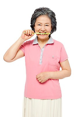 포토 JPG 스튜디오촬영 모델 라이프스타일 웰빙 여자 노년 할머니 포즈 채소 식재료 실내 건강 한명 서기 미소 웃음 들기 누끼 사람 동양인 상반신 라이프 앞모습 실버라이프 노후 건강관리 한국인 실버 60대 먹기 채식 아스파라거스 여자만 여자한명만 노인만 노인여자만 노인여자한명만 국내포토 1 뷰포인트 모션 표정 관리 인종 성인 내부 생활 성인만 파일형식