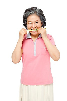 포토 JPG 스튜디오촬영 모델 라이프스타일 웰빙 여자 노년 할머니 포즈 채소 식재료 실내 건강 한명 서기 미소 웃음 들기 누끼 사람 동양인 상반신 라이프 앞모습 실버라이프 노후 건강관리 한국인 실버 60대 먹기 채식 아스파라거스 여자만 여자한명만 노인만 노인여자만 노인여자한명만 국내포토 1 뷰포인트 모션 표정 관리 인종 성인 내부 생활 성인만 파일형식