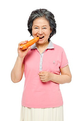 포토 JPG 스튜디오촬영 모델 라이프스타일 여자 노년 할머니 포즈 채소 식재료 실내 건강 한명 서기 미소 웃음 들기 누끼 사람 동양인 상반신 라이프 앞모습 실버라이프 노후 건강관리 주황색 당근 한국인 실버 60대 먹기 여자만 여자한명만 노인만 노인여자만 노인여자한명만 국내포토 1 뷰포인트 컬러 모션 뿌리채소 표정 관리 인종 성인 내부 생활 성인만 파일형식