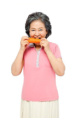 포토 JPG 스튜디오촬영 모델 라이프스타일 여자 노년 할머니 포즈 채소 식재료 실내 건강 한명 서기 미소 웃음 들기 누끼 사람 동양인 상반신 라이프 앞모습 실버라이프 노후 건강관리 주황색 당근 한국인 실버 60대 먹기 여자만 여자한명만 노인만 노인여자만 노인여자한명만 국내포토 1 뷰포인트 컬러 모션 뿌리채소 표정 관리 인종 성인 내부 생활 성인만 파일형식