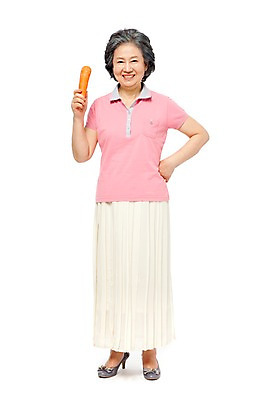 포토 JPG 스튜디오촬영 전신 모델 라이프스타일 여자 노년 할머니 허리손 포즈 채소 식재료 실내 건강 한명 서기 미소 웃음 들기 누끼 사람 동양인 라이프 앞모습 실버라이프 노후 건강관리 주황색 당근 한국인 실버 60대 여자만 여자한명만 노인만 노인여자만 노인여자한명만 국내포토 1 뷰포인트 컬러 모션 뿌리채소 표정 관리 인종 성인 내부 생활 성인만 파일형식