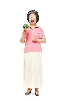 포토 JPG 스튜디오촬영 전신 모델 라이프스타일 여자 노년 할머니 포즈 채소 식재료 실내 건강 한명 서기 미소 웃음 들기 누끼 사람 동양인 라이프 앞모습 초록색 실버라이프 노후 건강관리 한국인 실버 60대 브로콜리 여자만 여자한명만 노인만 노인여자만 노인여자한명만 국내포토 1 뷰포인트 컬러 모션 표정 관리 인종 성인 내부 생활 성인만 파일형식