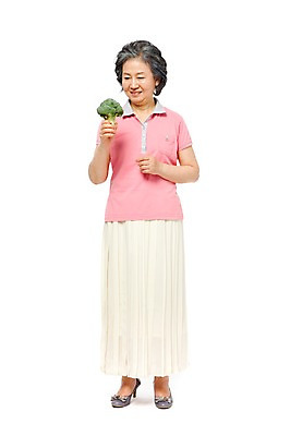 포토 JPG 스튜디오촬영 전신 모델 라이프스타일 응시 여자 노년 할머니 포즈 채소 식재료 실내 건강 한명 서기 미소 웃음 들기 누끼 사람 동양인 라이프 앞모습 초록색 실버라이프 노후 건강관리 한국인 실버 60대 브로콜리 여자만 여자한명만 노인만 노인여자만 노인여자한명만 국내포토 1 시선 뷰포인트 컬러 모션 표정 관리 인종 성인 내부 생활 성인만 파일형식