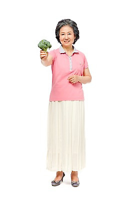 포토 JPG 스튜디오촬영 전신 모델 라이프스타일 여자 노년 할머니 포즈 채소 식재료 실내 건강 한명 서기 미소 웃음 들기 누끼 사람 동양인 라이프 앞모습 초록색 실버라이프 노후 건강관리 한국인 실버 60대 브로콜리 여자만 여자한명만 노인만 노인여자만 노인여자한명만 국내포토 1 뷰포인트 컬러 모션 표정 관리 인종 성인 내부 생활 성인만 파일형식