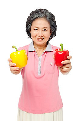 포토 JPG 스튜디오촬영 모델 라이프스타일 여자 노년 할머니 포즈 채소 식재료 파프리카 실내 건강 한명 서기 미소 웃음 들기 누끼 사람 동양인 상반신 라이프 앞모습 빨간색 실버라이프 노후 노란색 건강관리 한국인 실버 60대 여자만 여자한명만 노인만 노인여자만 노인여자한명만 국내포토 1 뷰포인트 컬러 모션 표정 관리 인종 성인 내부 생활 성인만 파일형식