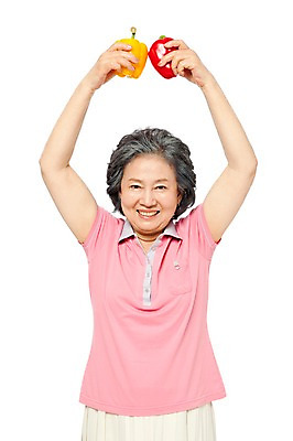 포토 JPG 스튜디오촬영 모델 라이프스타일 여자 노년 할머니 포즈 채소 식재료 파프리카 실내 건강 한명 서기 미소 웃음 들기 누끼 사람 동양인 상반신 라이프 앞모습 빨간색 실버라이프 노후 노란색 손들기 건강관리 한국인 실버 60대 여자만 여자한명만 노인만 노인여자만 노인여자한명만 국내포토 1 뷰포인트 컬러 모션 표정 관리 인종 성인 내부 생활 성인만 파일형식