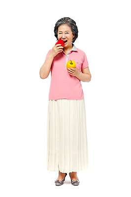 포토 JPG 스튜디오촬영 전신 모델 라이프스타일 여자 노년 할머니 포즈 채소 식재료 파프리카 실내 건강 한명 서기 미소 웃음 들기 누끼 사람 동양인 라이프 앞모습 빨간색 실버라이프 노후 노란색 건강관리 한국인 실버 60대 먹기 여자만 여자한명만 노인만 노인여자만 노인여자한명만 국내포토 1 뷰포인트 컬러 모션 표정 관리 인종 성인 내부 생활 성인만 파일형식