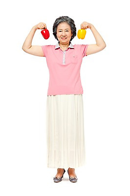 포토 JPG 스튜디오촬영 전신 모델 라이프스타일 여자 노년 할머니 포즈 채소 식재료 파프리카 실내 건강 한명 서기 미소 웃음 들기 누끼 사람 동양인 라이프 앞모습 빨간색 실버라이프 노후 노란색 건강관리 한국인 실버 60대 여자만 여자한명만 노인만 노인여자만 노인여자한명만 국내포토 1 뷰포인트 컬러 모션 표정 관리 인종 성인 내부 생활 성인만 파일형식