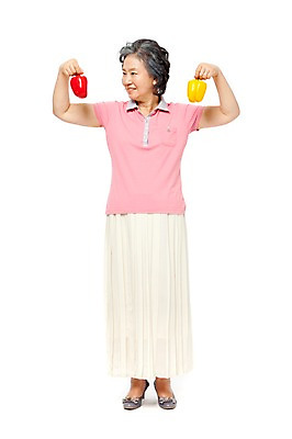 포토 JPG 스튜디오촬영 전신 모델 라이프스타일 응시 여자 노년 할머니 포즈 채소 식재료 파프리카 실내 건강 한명 서기 미소 웃음 들기 누끼 사람 동양인 라이프 앞모습 빨간색 실버라이프 노후 노란색 건강관리 한국인 실버 60대 여자만 여자한명만 노인만 노인여자만 노인여자한명만 국내포토 1 시선 뷰포인트 컬러 모션 표정 관리 인종 성인 내부 생활 성인만 파일형식