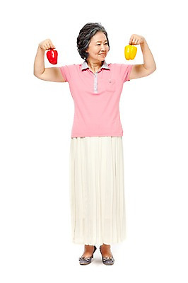 포토 JPG 스튜디오촬영 전신 모델 라이프스타일 응시 여자 노년 할머니 포즈 채소 식재료 파프리카 실내 건강 한명 서기 미소 웃음 들기 누끼 사람 동양인 라이프 앞모습 빨간색 실버라이프 노후 노란색 건강관리 한국인 실버 60대 여자만 여자한명만 노인만 노인여자만 노인여자한명만 국내포토 1 시선 뷰포인트 컬러 모션 표정 관리 인종 성인 내부 생활 성인만 파일형식