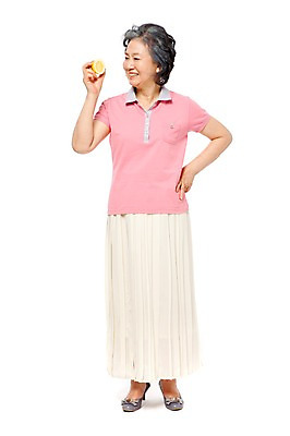 포토 JPG 스튜디오촬영 전신 모델 라이프스타일 응시 여자 열매 노년 할머니 허리손 포즈 과일 실내 건강 한명 서기 미소 웃음 들기 누끼 사람 동양인 라이프 앞모습 실버라이프 노후 노란색 건강관리 한국인 실버 60대 레몬 비타민 비타민C 여자만 여자한명만 노인만 노인여자만 노인여자한명만 국내포토 식물 1 시선 뷰포인트 컬러 모션 표정 관리 인종 성인 내부 생활 영양소 성인만 파일형식