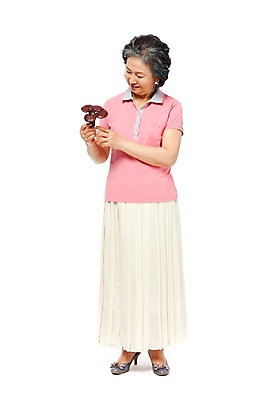 포토 JPG 스튜디오촬영 전신 모델 라이프스타일 응시 여자 노년 할머니 포즈 재료 건조 실내 건강 한명 서기 미소 웃음 들기 누끼 사람 동양인 라이프 앞모습 실버라이프 노후 건강관리 버섯 한의학 한국인 약재 한약재 실버 약초 60대 한약 영지 영지버섯 여자만 여자한명만 노인만 노인여자만 노인여자한명만 국내포토 1 시선 뷰포인트 의학 모션 표정 관리 인종 성인 내부 생활 약 풀_식물 성인만 파일형식