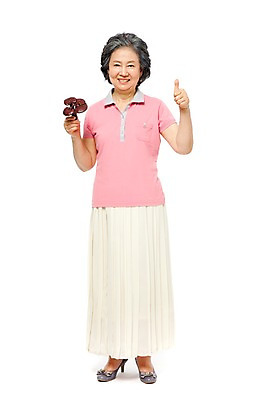 포토 JPG 스튜디오촬영 전신 모델 라이프스타일 여자 노년 할머니 포즈 재료 건조 실내 건강 한명 서기 미소 웃음 들기 누끼 사람 동양인 손짓 라이프 앞모습 실버라이프 노후 한개 건강관리 버섯 한의학 한국인 엄지손가락 약재 한약재 최고 실버 약초 60대 한약 영지 영지버섯 여자만 여자한명만 노인만 노인여자만 노인여자한명만 국내포토 1 뷰포인트 손가락 의학 모션 표정 관리 인종 성인 내부 생활 약 풀_식물 성인만 파일형식